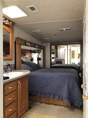 1 bedroom, WiFi, bed sheets - Denim Dreams (Benson)