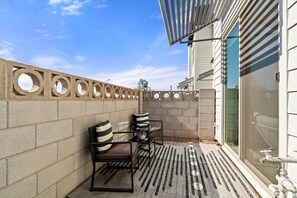 Chambre Triple | Terrasse/Patio