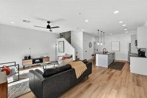 Chambre Triple | Coin séjour