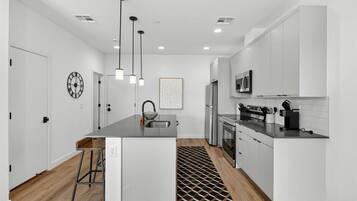 Triple Room | Private kitchen | Fridge, microwave, oven, dishwasher