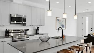 Triple Room | Private kitchen | Fridge, microwave, oven, dishwasher