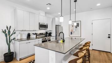 Triple Room | Private kitchen | Fridge, microwave, oven, dishwasher
