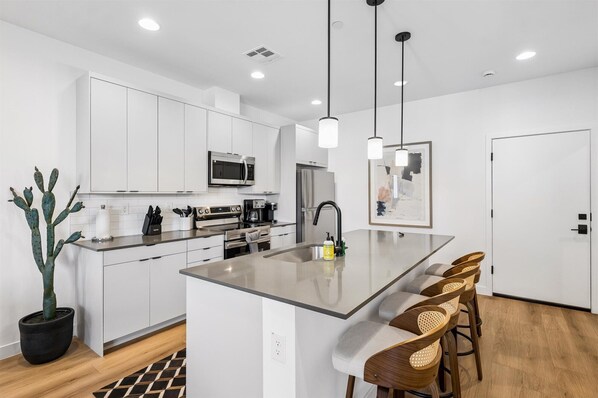 Triple Room | Private kitchen | Fridge, microwave, oven, dishwasher - Desert Escape Townhome - Pool & Gym (Phoenix)