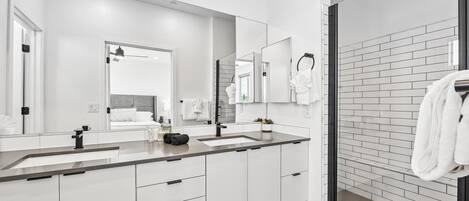 Habitación triple | Baño | Regadera, secadora de cabello, toallas, jabón