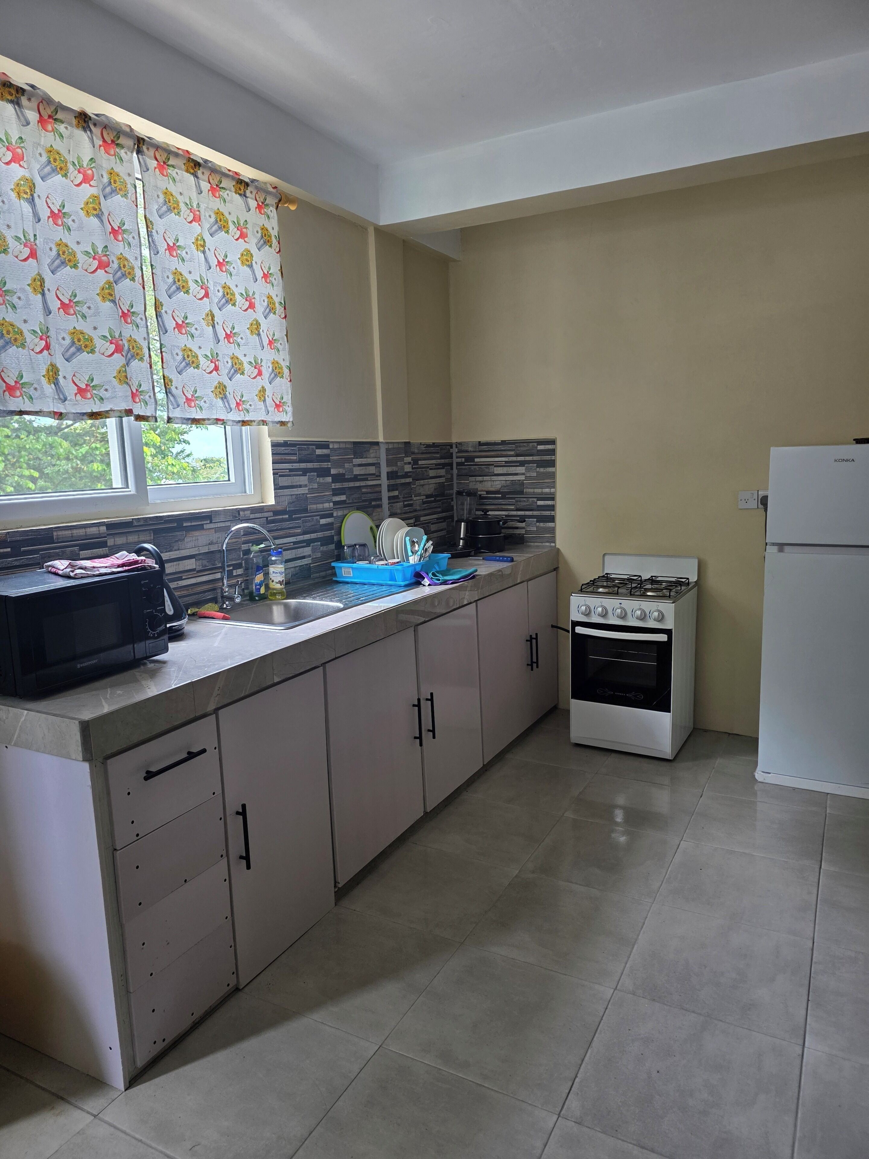 Frigorifero, microonde, forno, piano cottura