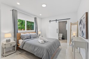3 chambres, fer et planche à repasser, Wi-Fi, draps fournis