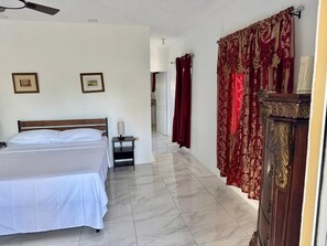 Room - Huntley Mansion2. Spacious house 15 minutes from the beach. (Browns Town)