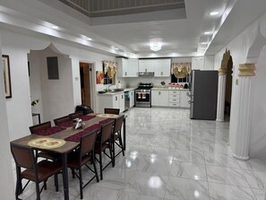 Dining - Huntley Mansion2. Spacious house 15 minutes from the beach. (Browns Town)