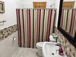 Bathroom - Huntley Mansion2. Spacious house 15 minutes from the beach. (Browns Town)