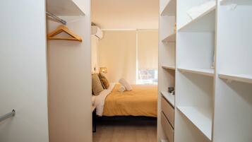 Apartment, Balkon | Verdunkelungsvorhänge, schallisolierte Zimmer, Bügeleisen/Bügelbrett