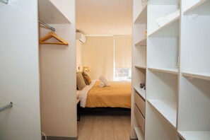 Apartment, Balkon | Verdunkelungsvorhänge, schallisolierte Zimmer, Bügeleisen/Bügelbrett