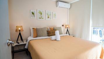 Apartment, Balkon | Verdunkelungsvorhänge, schallisolierte Zimmer, Bügeleisen/Bügelbrett