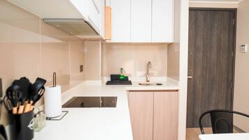 Full-size fridge, microwave, oven, stovetop