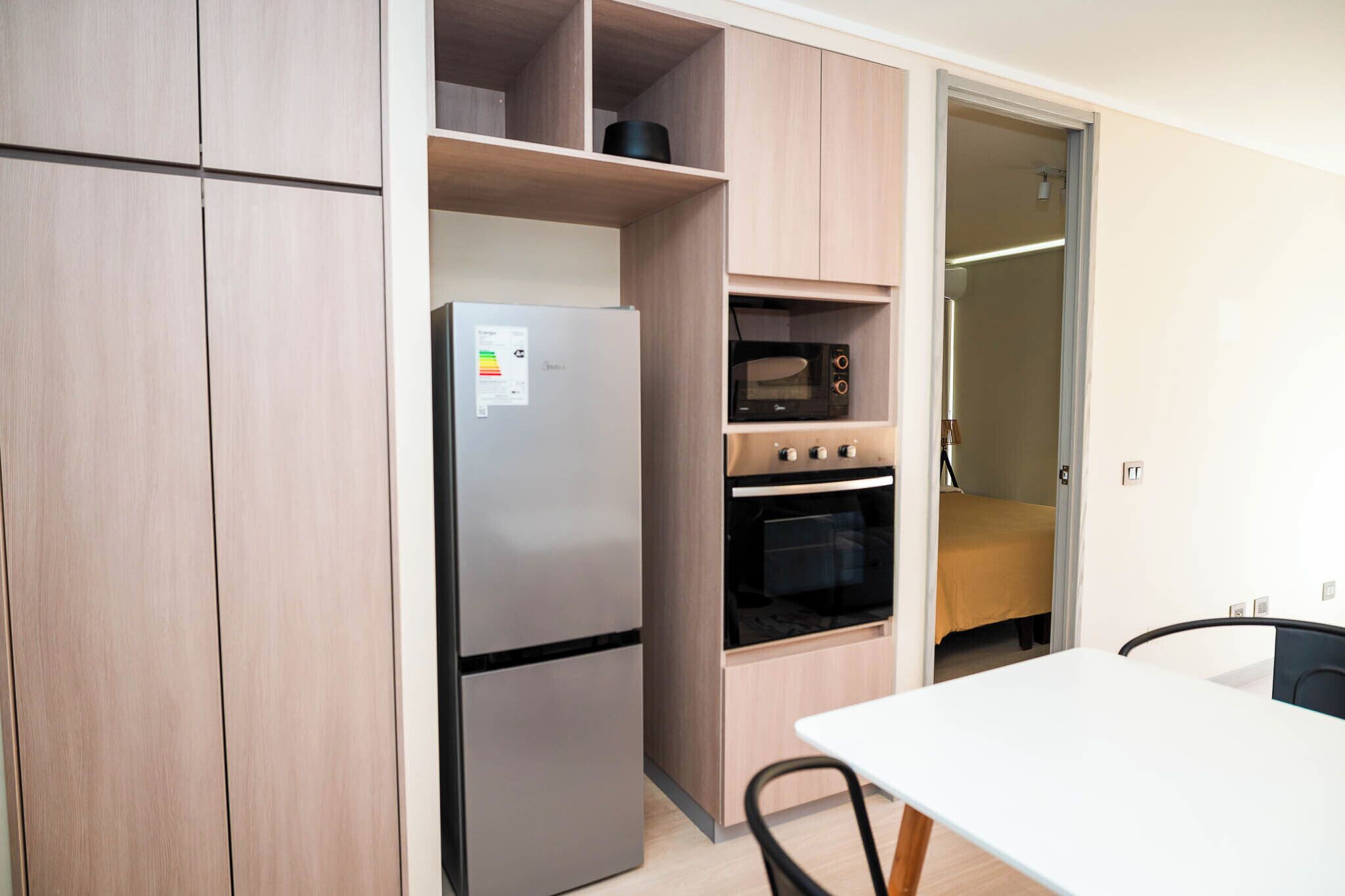 Full-size fridge, microwave, oven, stovetop