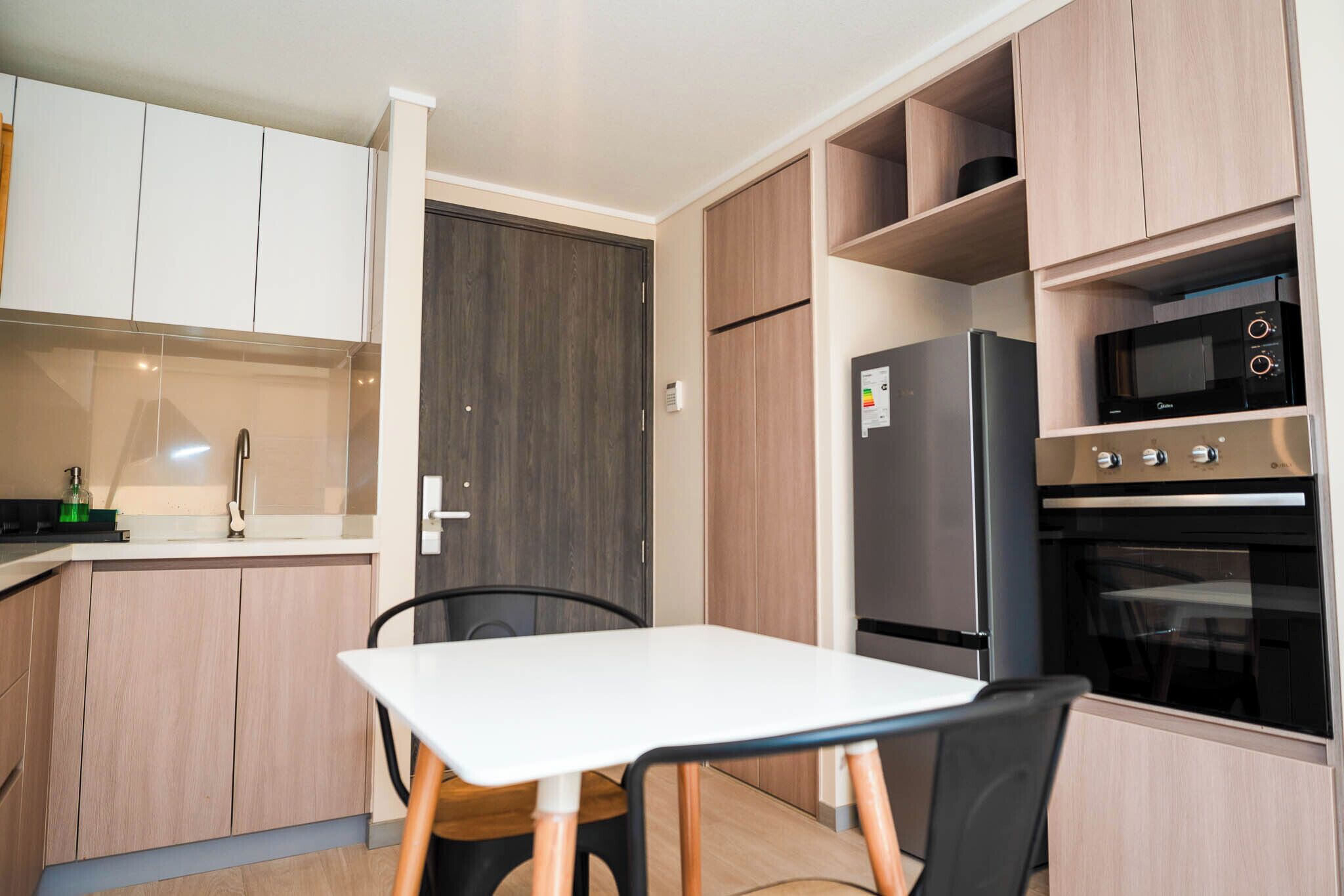 Full-sized fridge, microwave, oven, stovetop