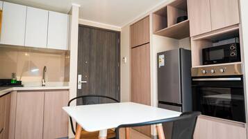 Full-sized fridge, microwave, oven, stovetop
