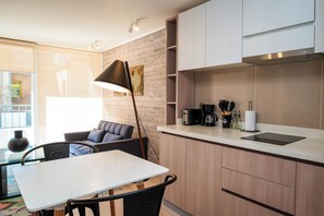 Full-sized fridge, microwave, oven, stovetop - Downtown Suites by Andes+ (Santiago)