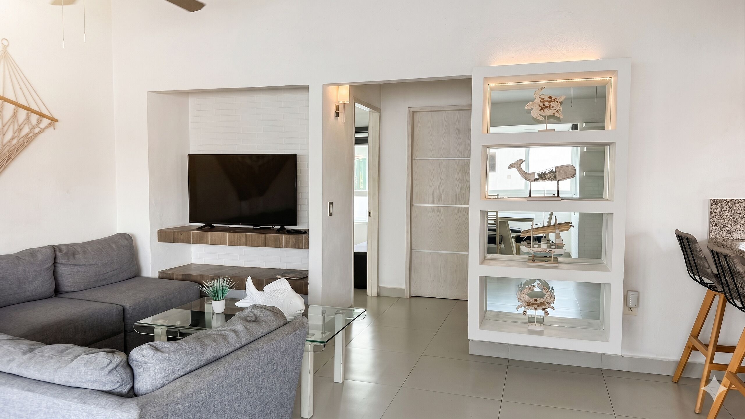 Appartement luxueux | Aire de séjour | Téléviseur à DEL de 60 po avec télévision par câble