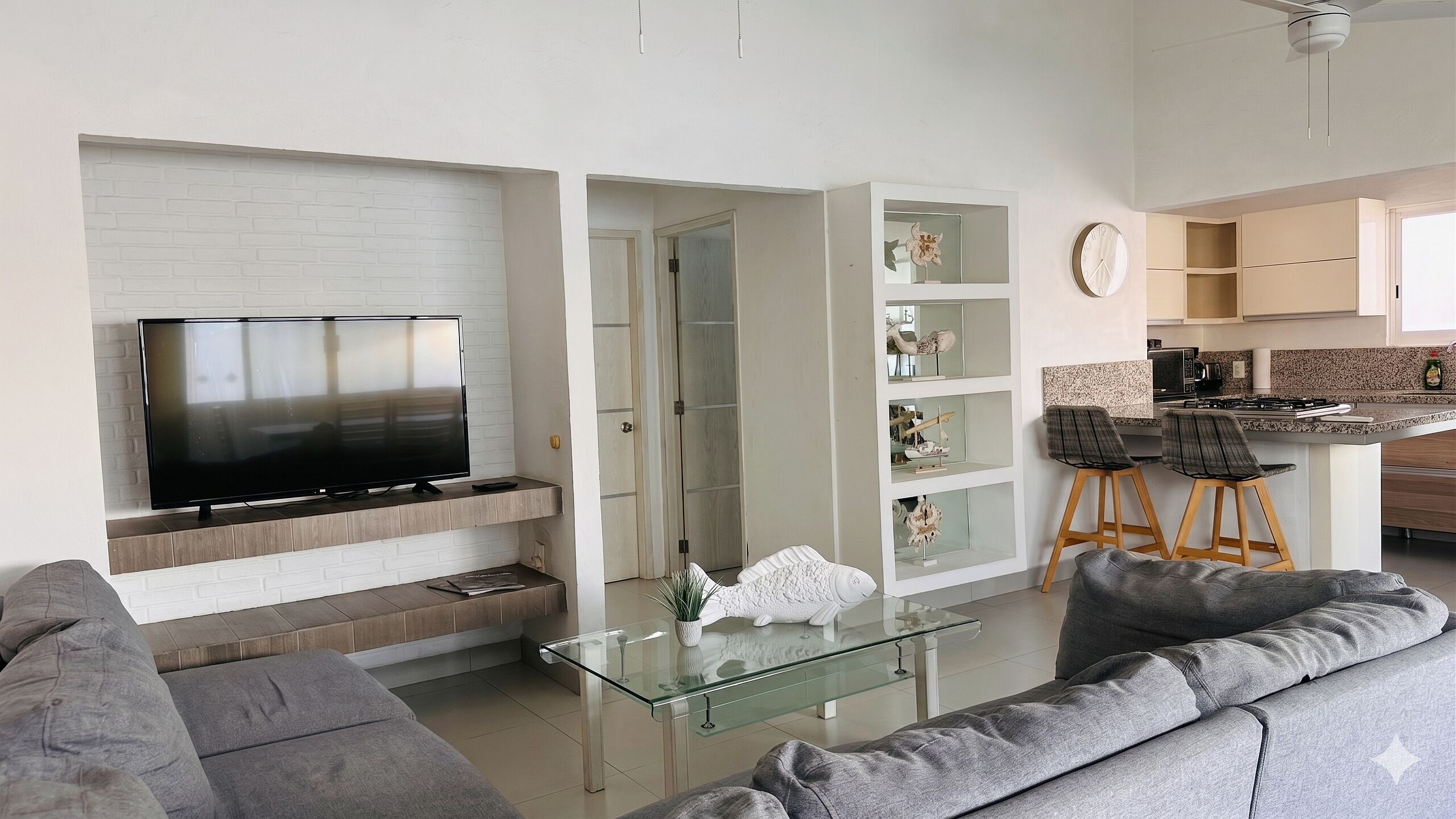 Appartement luxueux | Aire de séjour | Téléviseur à DEL de 60 po avec télévision par câble