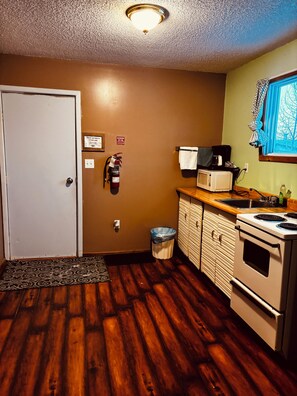 Private kitchen - Greenwater Fisherman's cove cabin #1 (Kelvington)