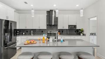House (6 Bedrooms) | Private kitchen | Fridge, microwave, oven, stovetop