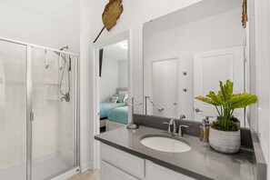 House (6 Bedrooms) | Bathroom | Shower, towels