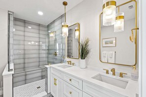 Villa (4 Bedrooms) | Badrum | Dusch och handdukar
