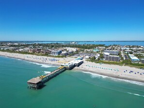 Nära stranden och vit sandstrand