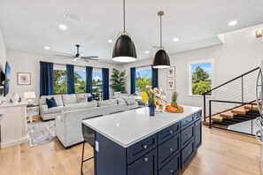 Vila (Multiple Bedrooms) | Cozinha privada | Geladeira, micro-ondas, fogão, cooktop