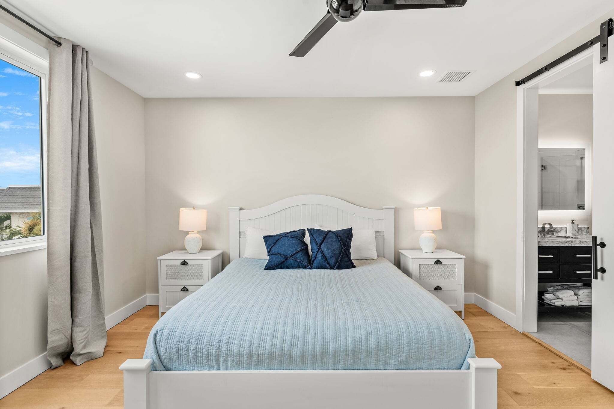 8 bedrooms, iron/ironing board, bed sheets