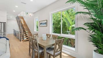 Villa (4 Bedrooms) | Dining