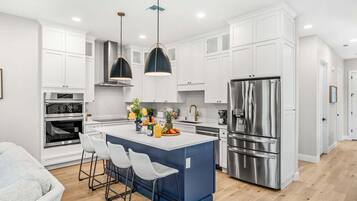 Vila (4 Bedrooms) | Cozinha privada | Geladeira, micro-ondas, fogão, cooktop