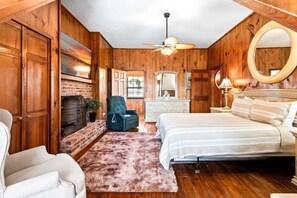 3 habitaciones, tabla de planchar con plancha y ropa de cama 