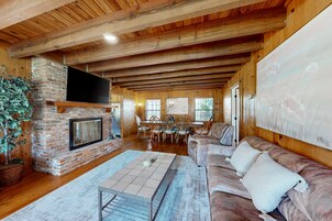 House (3 Bedrooms) | Living area | 40-inch Smart TV with digital channels