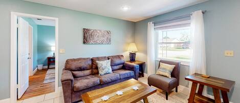 Apartment (3 Bedrooms) | Ruang tamu | 40 inci sebuah televisyen pintar dengan digital