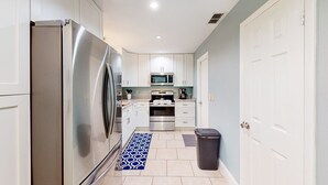 Apartment (3 Bedrooms) | Private kitchen | Fridge, microwave, oven, stovetop - 5080 Trend Rd (Melbourne)
