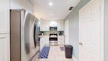 Appartamento (3 Bedrooms) | Cucina privata | Frigorifero, microonde, forno, piano cottura