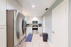 Apartment (3 Bedrooms) | Private kitchen | Fridge, microwave, oven, stovetop