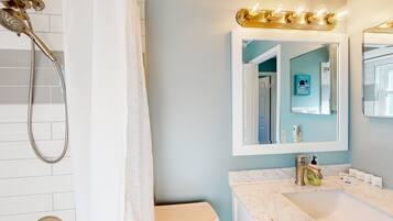 Apartment (3 Bedrooms) | Badezimmer | Dusche, Handtücher