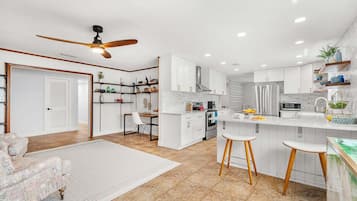 하우스 (4 Bedrooms) | 전용 주방 | 냉장고, 전자레인지, 오븐, 쿡탑