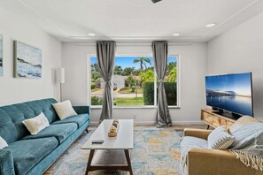 House (3 Bedrooms) | Living area - 105 Bay Dr N (Indian Harbour Beach)