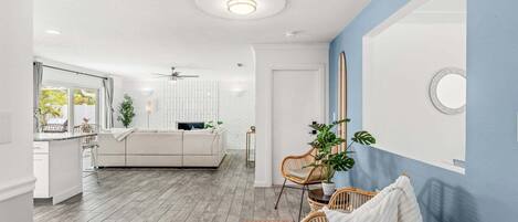 Maison (3 Bedrooms) | Aire de séjour | Téléviseur de 40 po avec télévision numérique