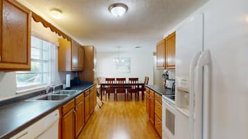 House (3 Bedrooms) | Dapur peribadi | Peti sejuk, ketuhar gelombang mikro, ketuhar, dapur