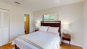 3 habitaciones, tabla de planchar con plancha y ropa de cama 