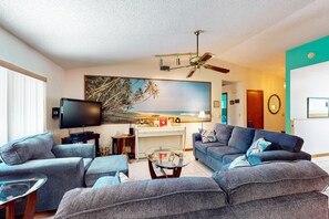 Ferienhaus (3 Bedrooms) | Wohnbereich | 40-Zoll-Smart-TV mit Digitalempfang