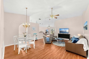 Casa (3 Bedrooms) | Área de estar | Smart TV 40 polegadas com canais digitais
