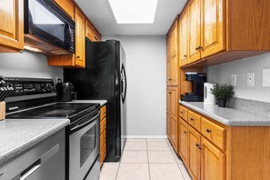 Villa (2 Bedrooms) | Eigene Küche | Kühlschrank, Mikrowelle, Ofen, Herdplatte