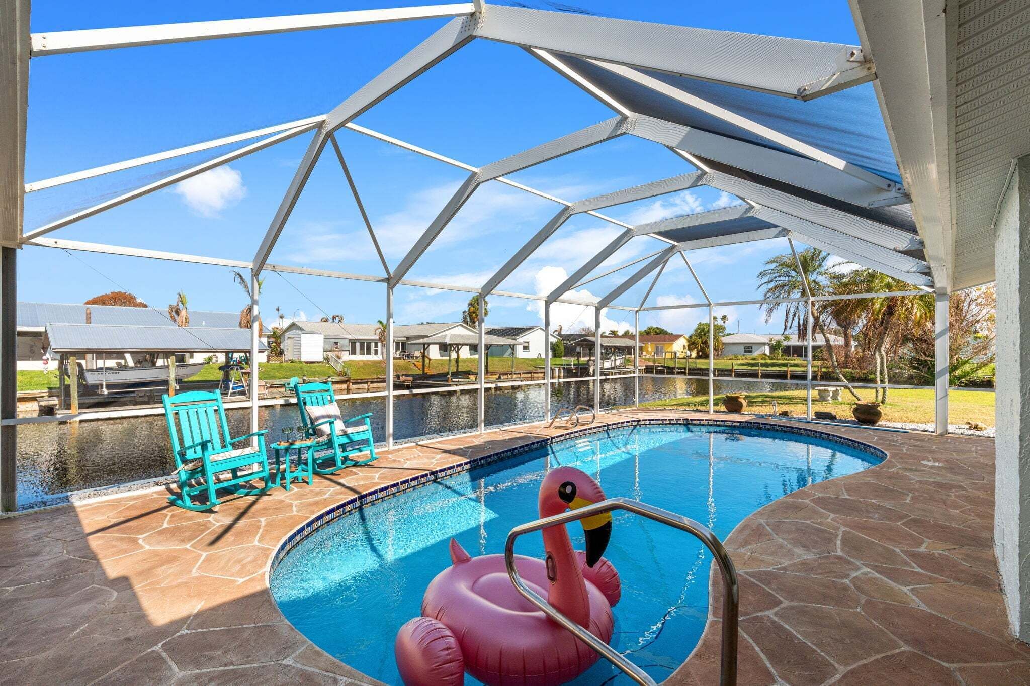 Una piscina al aire libre