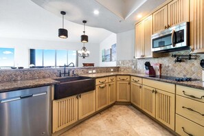 Apartment (3 Bedrooms) | Private kitchen | Fridge, microwave, oven, stovetop - 3800 Ocean Beach Blvd, Unit 501 (Cocoa Beach)