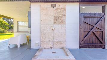 House (3 Bedrooms) | Bathroom shower